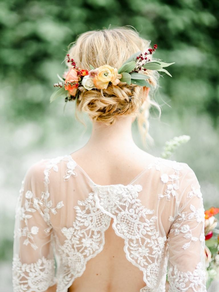 Chaotický drdol účesy svadobné svadobné updo boho vrkoč kvety