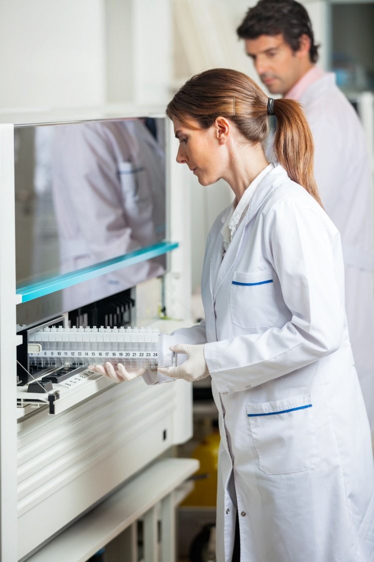 Vedci v laboratóriu skúmajú vzorky moču na metabolity v moči