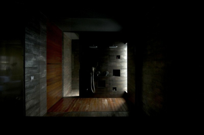 Sprchovací kút v domácom štýle kamenná stena tmavé okno