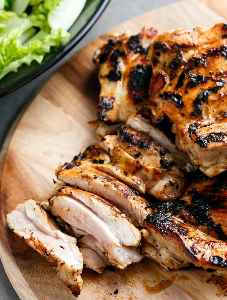 Grilované kuracie mäso fajita nakrájame na prúžky