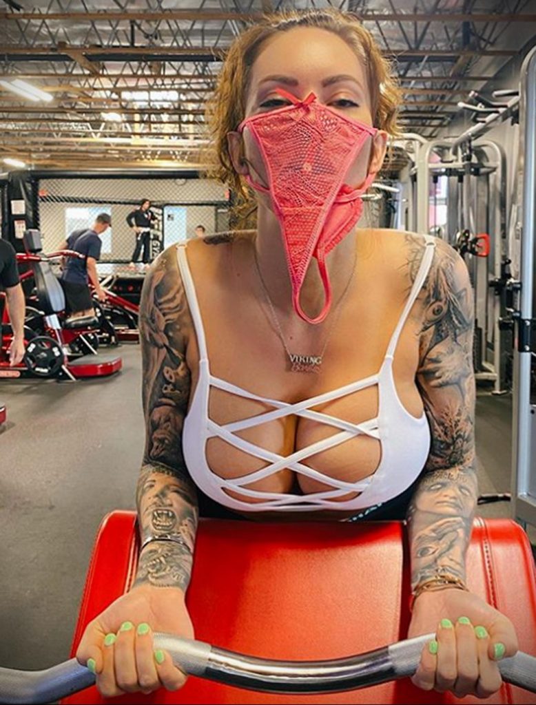 @viking.barbie - Piękna dziewczyna z tatuażami w kwarantannie podczas epidemii COVID-19 za 1