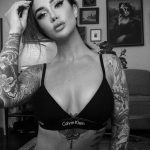 @jessicawilde - Piękna dziewczyna z tatuażami w kwarantannie podczas epidemii COVID-19 dla 1