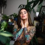 @jessicawilde - Piękna dziewczyna z tatuażami w kwarantannie podczas epidemii COVID-19 dla 4 osób