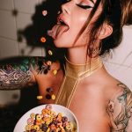 @jessicawilde - Piękna dziewczyna z tatuażami w kwarantannie podczas epidemii COVID-19 dla 5 osób