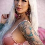 @jessicawilde - Piękna dziewczyna z tatuażami w kwarantannie podczas epidemii COVID-19 przez 10 lat