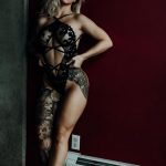 @ashleyresch - Piękna dziewczyna z tatuażami w kwarantannie podczas epidemii COVID-19 dla 1