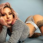 @ashleyresch - Piękna dziewczyna z tatuażami w kwarantannie podczas epidemii COVID-19 przez 10