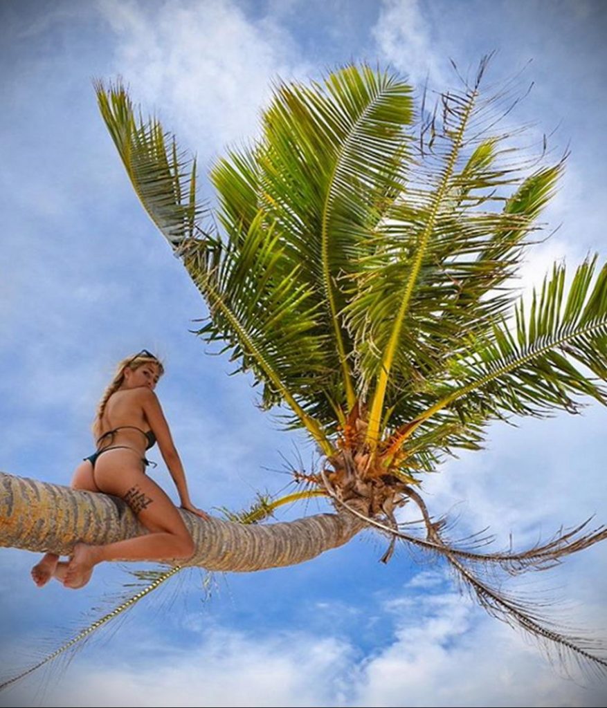 @zhara - Piękna dziewczyna z tatuażami w kwarantannie podczas epidemii COVID-19 przez 11