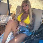 @zhara - Piękna dziewczyna z tatuażami w kwarantannie podczas epidemii COVID-19 dla 2