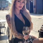 @zhara - Piękna dziewczyna z tatuażami w kwarantannie podczas epidemii COVID-19 dla 6 lat