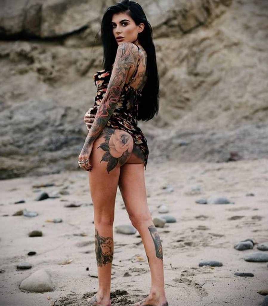 @chelseagabriellee - Piękna dziewczyna z tatuażami w kwarantannie podczas epidemii COVID-19 dla 2 osób