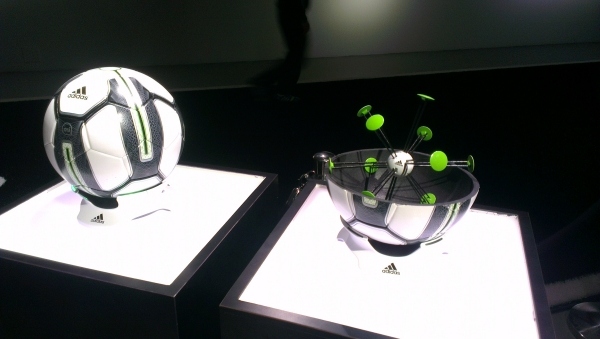 mobilný telefón adidas s prezentáciou smart smart ball