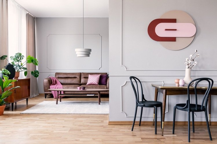 Retro obývacia izba jedálenský kút, nábytok z tmavého dreva, kožená sedačka