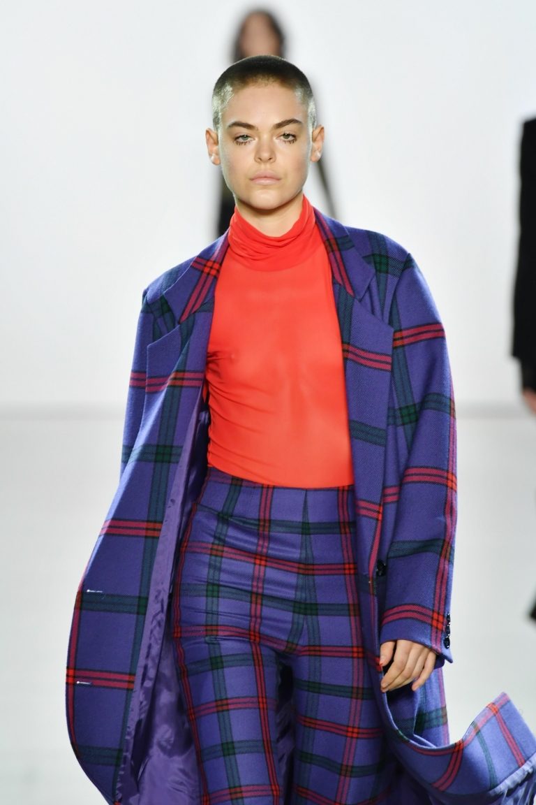 Nohavicový kostým pre ženy károvaný vzor fialová kombinuje módne trendy na jeseň