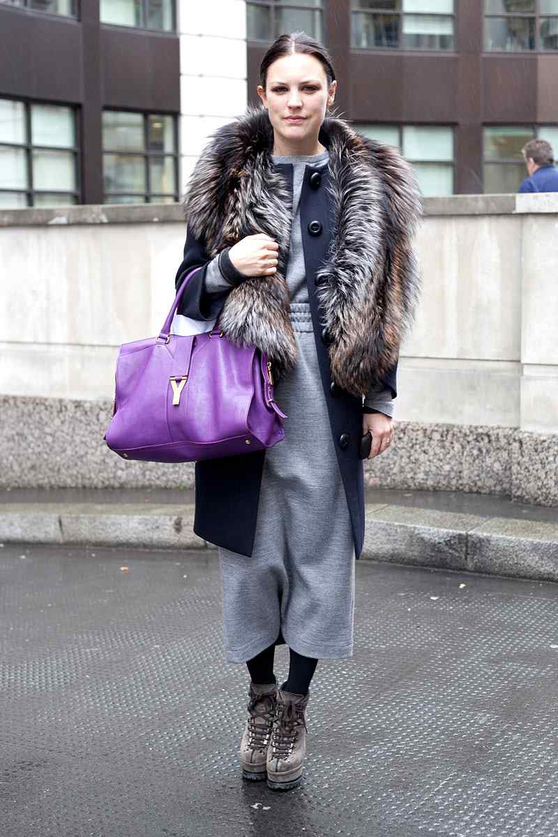 Kabelka vo fialovej farbe kombinuje nápady jesenného oblečenia s pletenými šatami
