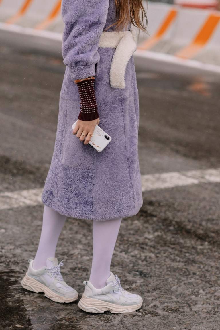 Zimné kabáty kombinujú nápady športového oblečenia s teniskami pre ženy