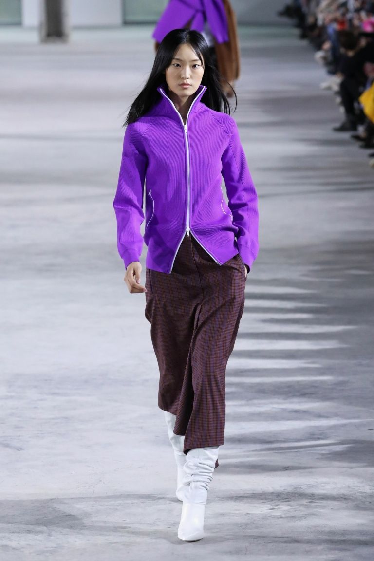 Módne trendy pre ženy tepláková bunda na jeseň 2019 kombinuje športovo elegantný