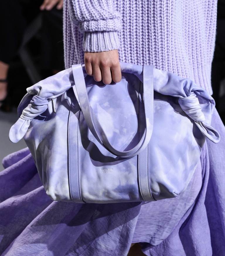 Millennial Fialové doplnky kožená kabelka pletený sveter s rockovým outfitom