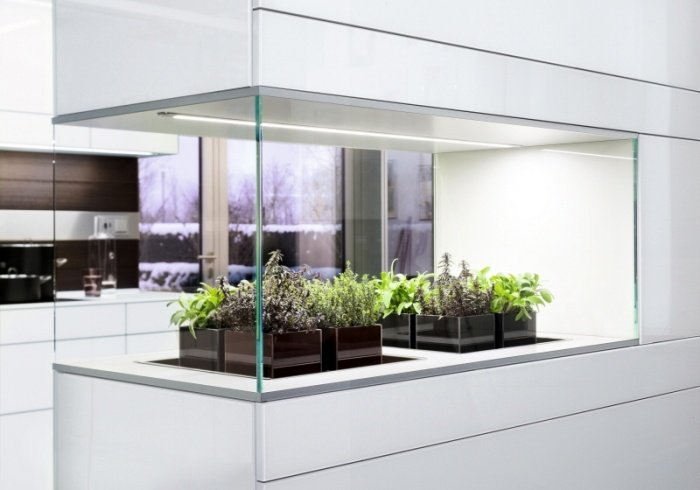 leštená-biela-kuchyňa-integrovaná-mini-záhradka-na-čerstvé bylinky