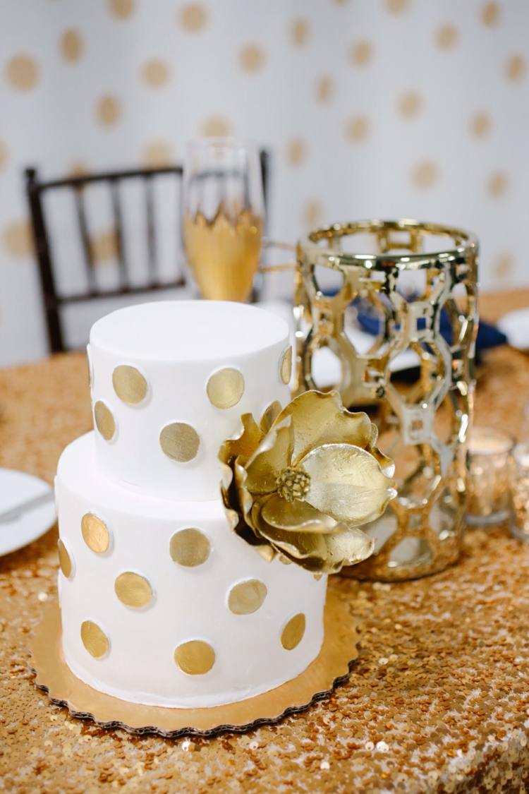 dvojposchodová mini svadobná torta upečte si vzorované bodky kvet