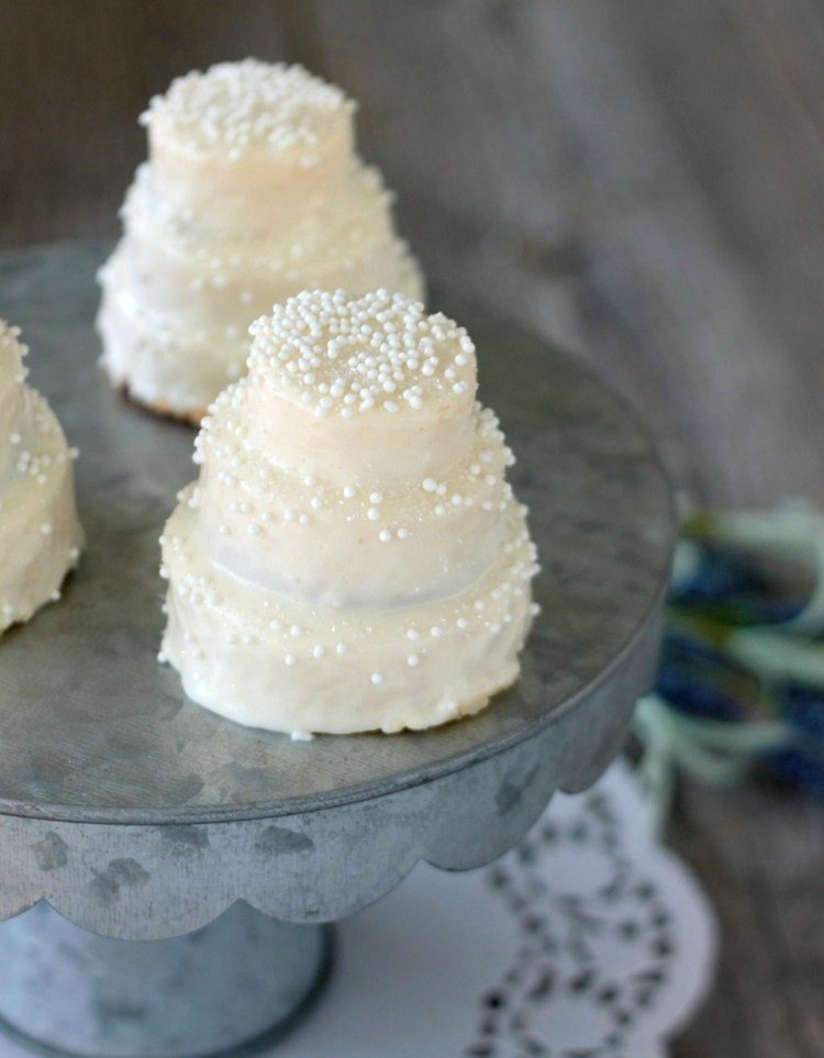 mini svadobná torta bez pečenia trojposchodových cukrových perál