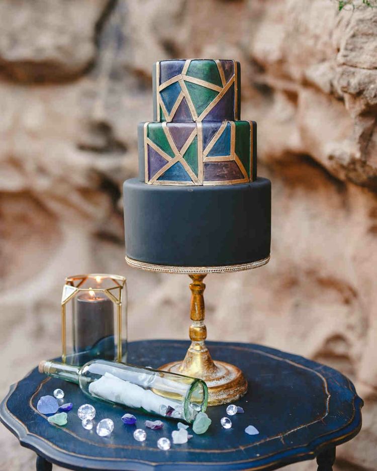 geometrické postavy trojposchodová mini svadobná torta tmavých farieb