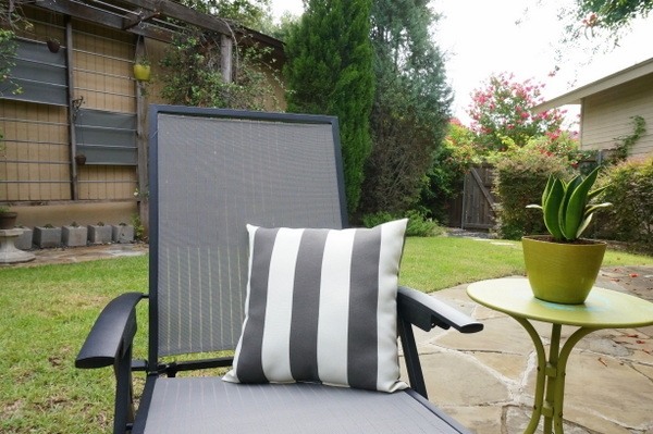 Záhradný salónik s ležadlom a odkladacím stolíkom, vintage vzhľad Okoreňte záhradný stôl farbami v spreji a žltými akcentmi vo vonkajšom prostredí