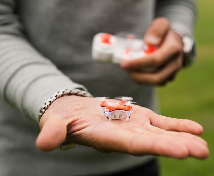 mini diaľkové ovládanie kvadrokoptéry