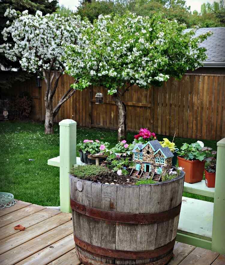 mini-záhradný-dizajn-drevený sud-drevená vaňa-originálna-záhradná dekorácia