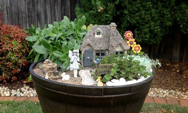 mini-záhradný-dizajn-drevený-vaňa-víla záhradný-rozprávkový domček
