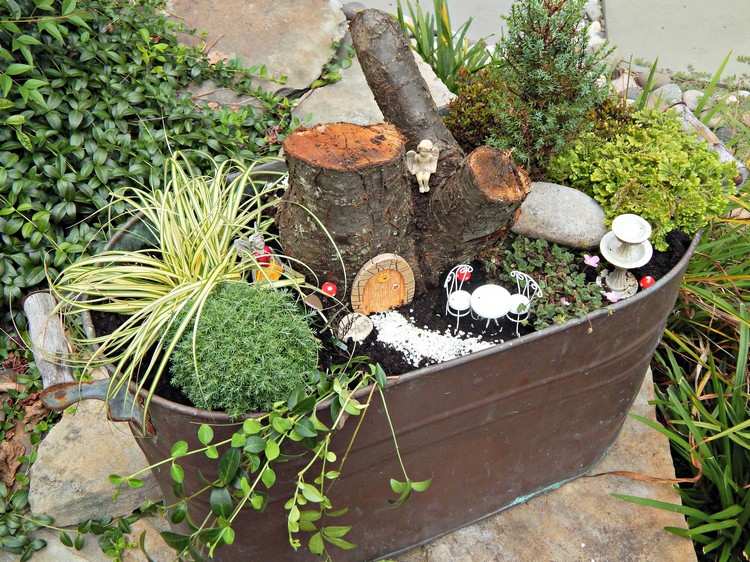 mini-záhradný-dizajn-starý-zinkový-vaňa-víla-záhradný-strom-kmeň-rastlín