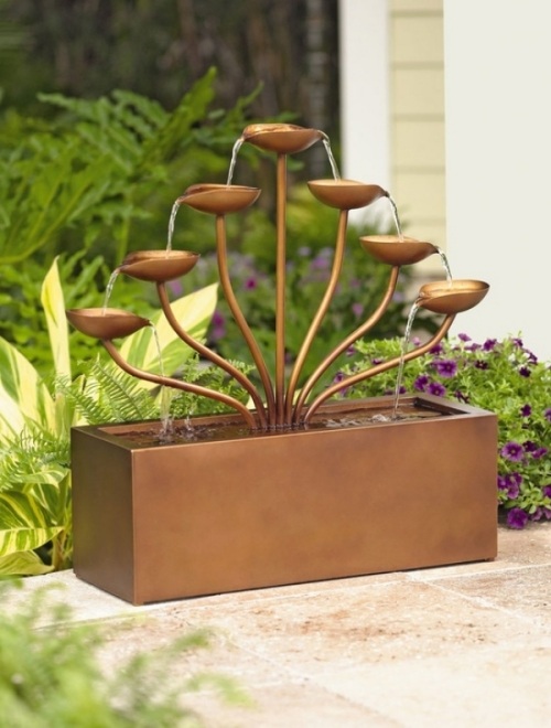 záhradná fontána z medeného žltého minimalizmu medený žltý minimalizmus v dizajnérskej záhradnej fontáne