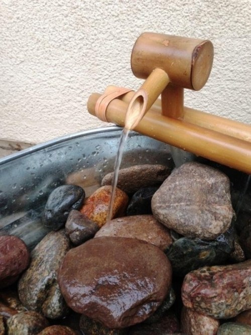 Dizajnová záhradná fontána v minimalizme v ázijskom štýle Minimalizmus v ázijskom štýle v dizajnérskej záhradnej fontáne