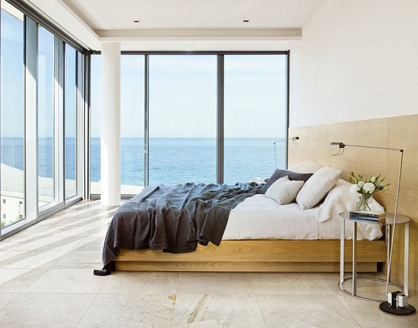 Minimalizmus v dizajne interiéru spálne veľké okná Minimalizmus-v-interiérovom-dizajnovom-spálni-veľké-okná