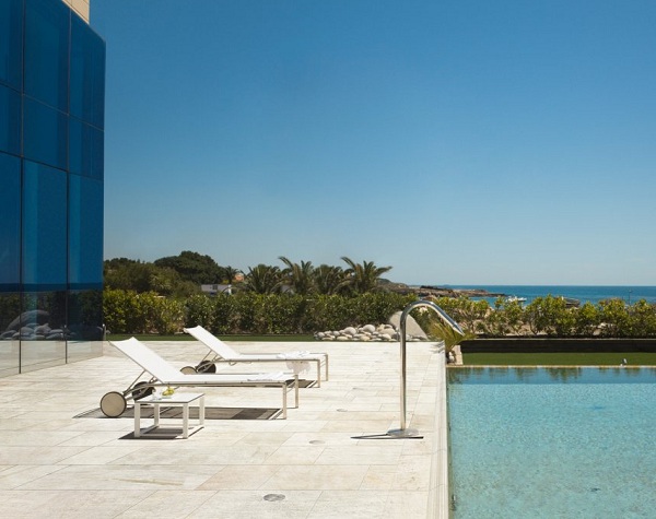 Lehátka pri bazéne s minimalizmom Lehátka pri bazéne s minimalizmom