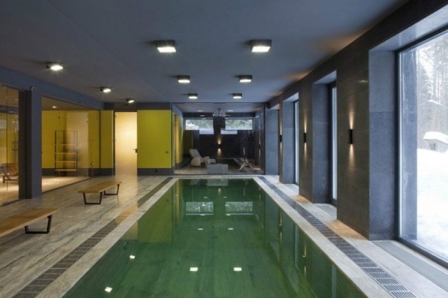 tradičný drevený dom-moderný krytý bazén so zasklením-vysoké stropy tradičný drevený dom-moderný krytý bazén so zasklením a zapustenými stropnými svetlami