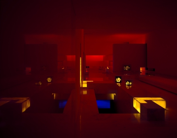 minimalizmus-v-bielej-obývačke-osvetlenie-farby