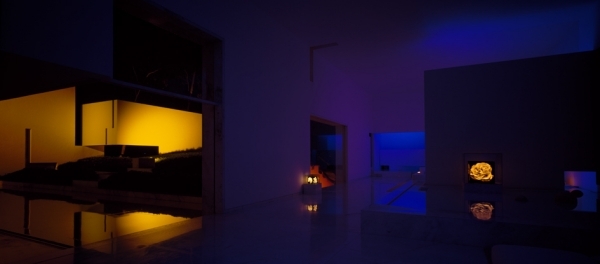 minimalizmus-v-bielom-čarovnom-farebnom-osvetlení