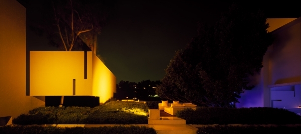 minimalizmus-v-bielom-vonkajšie-osvetlenie-moderná architektúra