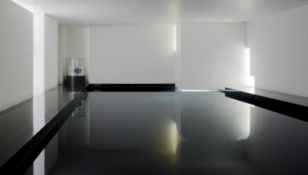 minimalizmus-v-bielo-čiernej-mramorovej podlahe