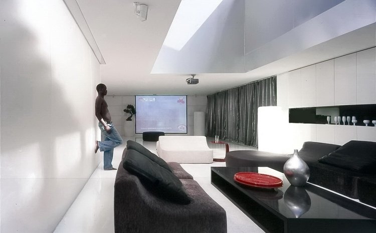 Minimalistická obývačka-obývačka-gauč-čierna-biela-jednoduchá váza-strieborná nástenná jednotka-denné svetlo