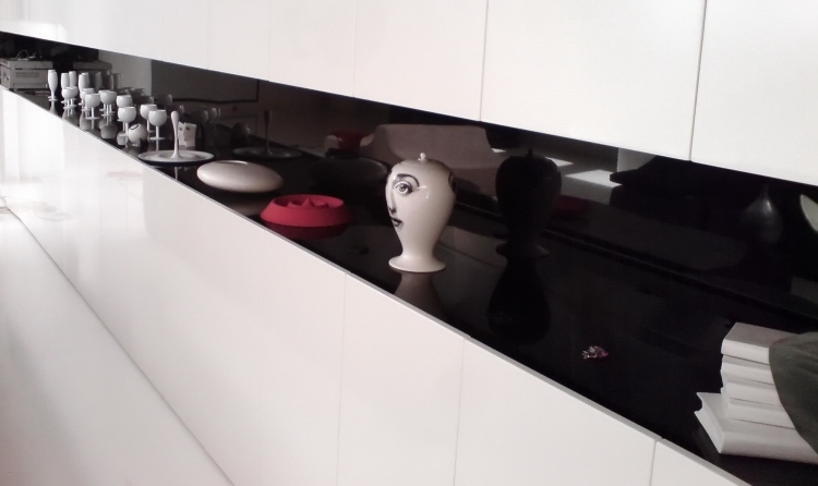 minimalistická obývačka-čierno-biela-dekorácia-nástenná-jednotka-jednoduchá-vysoká-lesk