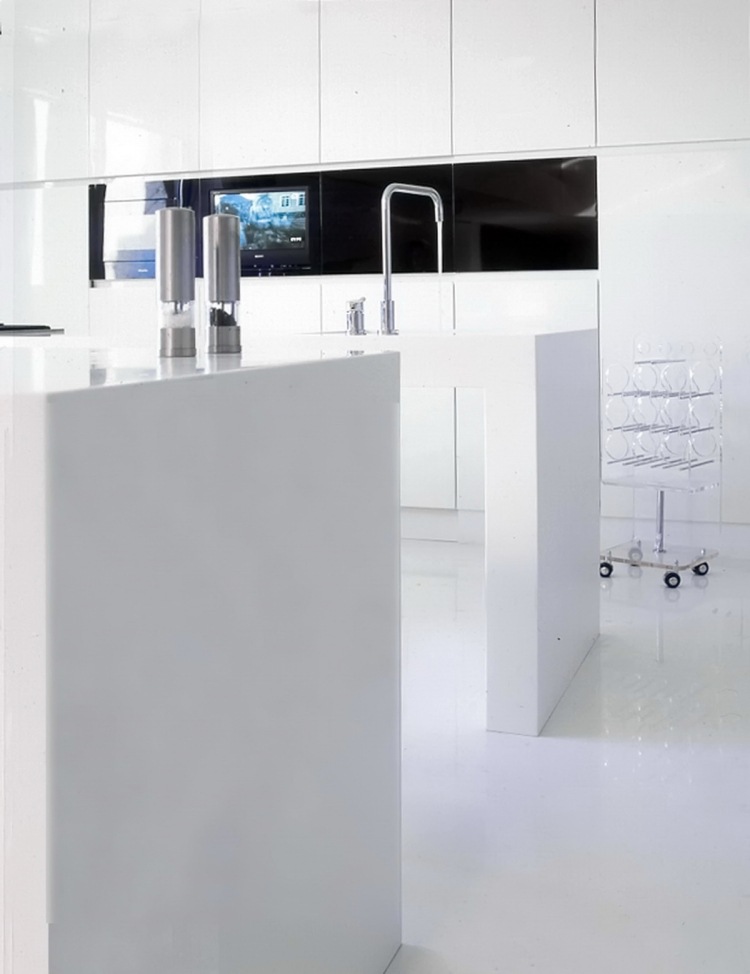 minimalistický-obývačka-kuchynské kovanie-stojan na víno-mlynček na korenie-biely-vysoký lesk