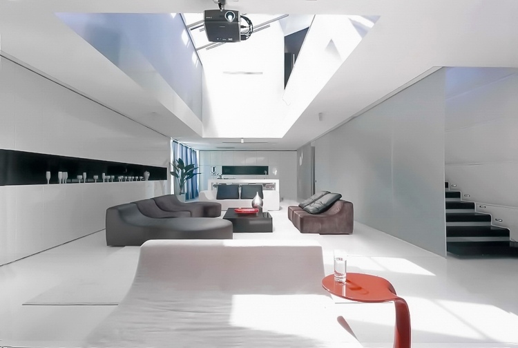 Minimalistický obývací priestor-obývacia izba-obývačka-svetlé-veľké-čierno-biele schody-strešný svetlík