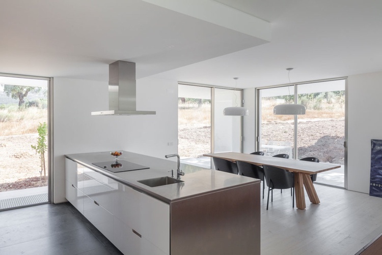 moderná kuchyňa s priamym prístupom von minimalistický-biely-stredomorský-otvorený-kuchynský-kuchynský-ostrov-jedálenský stôl