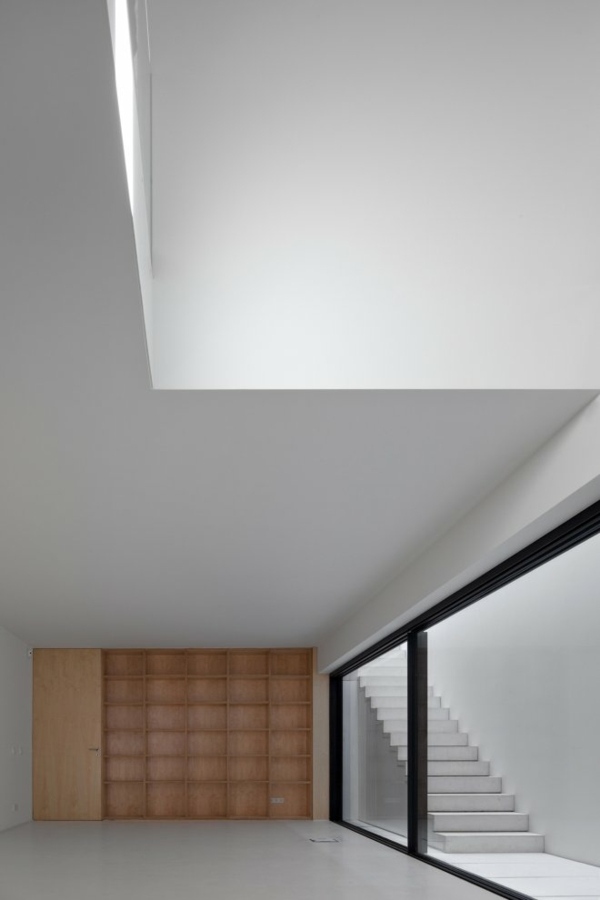 biely interiér z Portugalska s drevenou poličkou