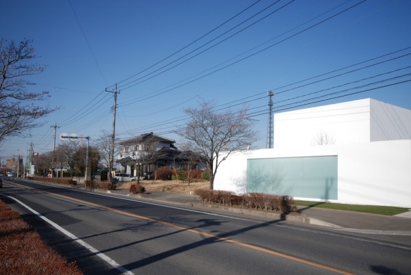 moderná architektúra s jednoduchým dizajnom výhľadom na ulicu