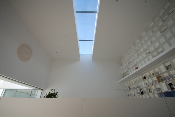 moderná architektúra s jednoduchým dizajnom svetlíkov