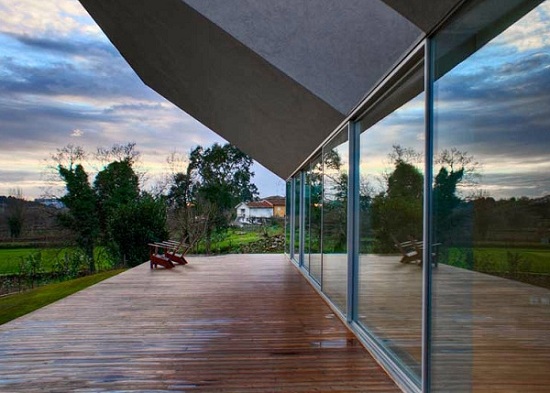 terasa s minimalistickým dizajnom domu terasa s minimalistickým dizajnom