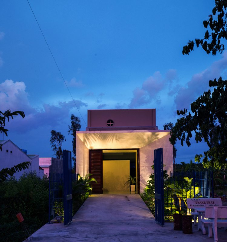 Minimalistická architektúra-vnútorné zeleň-osvetlenie-večer-predné dvere